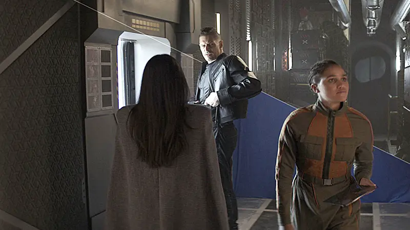Set extension comparison showing actors in a completed science fiction environment